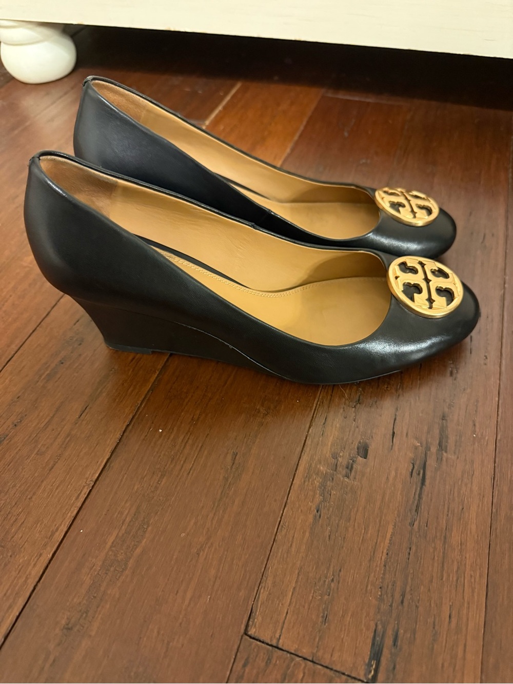 Tory Burch Black Leather Flats with Gold Logo Medallion - Picture 9 of 9